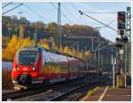 442 261 / 761 und 442 258 / 758 zwei gekuppelte vierteilige Talent 2 fahren am 16.11.2013 als RE 9 (rsx - Rhein-Sieg-Express) Aachen - Kln - Siegen in den  Bahnhof Betzdorf/Sieg ein.