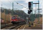 re-9-rhein-sieg-express/326284/zu-glueck-fahren-ab-und-an Zu Glück fahren ab und an noch, mit 111er lokbespannte RE´s.....
Hier fährt die 111 114-5 mit DoSto´s als RE 9 - rsx Rhein-Sieg-Express (Aachen - Köln - Siegen) am 02.03.2014 in den Bahnhof Betzdorf/Sieg ein.
