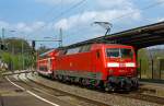 re-9-rhein-sieg-express/334614/die-120-207-6-ex-db-120 Die 120 207-6 (ex DB 120 136-7) schiebt 6 DoSto´s als RE 9 - Rhein Sieg Express (RSX) Siegen - Köln - Aachen am 12.04.2014 vom Bahnhof Betzdorf/Sieg weiter in Richtung Köln. 
Die Lok wurde 1988 von Krauss-Maffei unter der Fabriknummer 19961 (die elektrische Ausrüstung ist von Siemens) gebaut und als 120 136-7 an die DB geliefert, ende 2010 wurde sie mit einem Nahverkehrspaket ausgestattet (Zugzielanzeiger, Zugabfertigungssystem, Server u. a.) und in 120 207-6 umgezeichnet. 

Wegen der erhöhten fahrdynamischen Werte bildet sie mit sechs neuen Doppelstockwagen einen Wendezug (anstelle von fünf). Sie hat die NVR-Nummer 91 80 6120 207-6 D-DB.

Technische Daten:
Spurweite: 1.435 mm, 
Achsformel: Bo`Bo`
Länge über Puffer: 19.200 mm
Dauerleistung: 5.600 kW
Anfahrzugkraft: 340 kN
Höchstgeschwindigkeit: 200 km/h
Fahrmotoren: 4 Drehstrom-Asynchron-Motoren
Gesamtradsatzstand: 13.000 mm
Drehgestell-Radsatzstand: 2.800 mm
Dienstmasse: 83,2 t
Getriebe-Übersetzung: 106:22 (bei 120 101-136)
