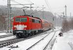   Gleich 7mal die  Eins  ....;-)   Die 111 111-1 (91 80 6111 111-1 D-DB) der DB Regio NRW schieb, bei mäßigem Schneefall am 27.12.2014, den RE 9  - Rhein-Sieg-Express (Siegen –