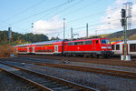   Die 111 119-4 (91 80 6111 119-4 D-DB) der DB Regio mit dem RE 9 (rsx - Rhein-Sieg-Express) Aachen - Köln - Siegen erreicht am 29.10.2016 bald Bahnhof Betzdorf/Sieg.