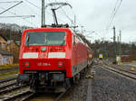   Die 120 208-4 (91 80 6120 208-4 D-DB) der DB Regio NRW, ex DB 120 139-1, schiebt den RE 9 - Rhein Sieg Express (RSX) Siegen - Köln - Aachen, am 04.01.2017 vom Bahnhof Betzdorf/Sieg weiter in