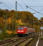   Die 146 005-4 (91 80 6146 005-4 D-DB) der DB Regio NRW fährt am 15.11.2020, mit dem RE 9 (rsx - Rhein-Sieg-Express) Dürren - Köln - Siegen, in den Bahnhof Betzdorf/Sieg ein.
