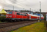   Die 111 062-6 (91 80 6111 062-6 D-DB) der DB Regio NRW, verlässt am 14.12.2020, mit dem RE 9 (rsx - Rhein-Sieg-Express) Aachen - Köln - Siegen, den Bahnhof Betzdorf (Sieg) in Richtung
