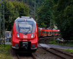 Zwei gekuppelte  Bombardier Talent 2 der DB Regio NRW erreichen am 21.08.2021, als RE 9 rsx - Rhein-Sieg-Express (Aachen – Köln - Siegen), dem Bahnhof Kirchen (Sieg).