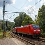 Geschoben von der 146 001 (91 80 6146 001-3 D-DB) der DB Regio verlsst der RE 9 (rsx - Rhein-Sieg-Express) Siegen - Kln – Aachen am 21.08.2021 den Bahnhof Kirchen an der Sieg und fhrt weiter