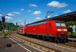Die 146 006-2 (91 80 6146 006-2 D-DB) der DB Regio NRW schiebt den RE 9 - Rhein Sieg Express (RSX) Siegen - Köln – Aachen, bestehend aus 6 Doppelstockwagen, am 02.06.2022 vom Bahnhof