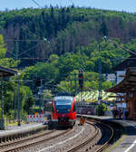 Siegtal pur 2022: Zwei gekuppelte diesel-elektrische Bombardier Talent (644 055 / 644 555 und 644 046 / 644 546) der DB Regio NRW (VAREO), erreichen am 03.07.2022 als Sonderzug RE 9 (Siegen –