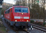 Die 111 168-1 (91 80 6111 168-1 D-DB) der DB Regio NRW erreicht mit dem RE 9 rsx - Rhein-Sieg-Express (Aachen – Köln – Siegen) am 17.01.2023 den Bahnhof Kirchen (Sieg).