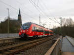 Zwei gekuppelte vierteilige Bombardier Talent 2 (442 260 / 442 760 und 442 755 / 442 255) der DB Regio NRW haben am 22.02.2022, als RE 9 rsx - Rhein-Sieg-Express (Aachen – Köln - Siegen),