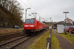 Steuerwagen voraus rauscht der RE 9 rsx - Rhein-Sieg-Express (Siegen – Köln – Aachen) am 17.03.2023 durch Scheuerfeld (Sieg) in Richtung Köln.