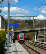 Steuerwagen voraus erreicht der RE 9 rsx - Rhein-Sieg-Express (Siegen – Köln – Aachen) am 30.04.2023 den Bahnhof Kirchen (Sieg). Schublok war eine 146.0.