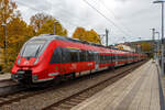 Zwei gekuppelte fünfteilige Bombardier Talent 2 der DB Regio NRW am 26 Oktober 2023, als RE 9 - Rhein Sieg Express (RSX) Siegen - Köln – Aachen, beim Halt im Bahnhof Kirchen (Sieg).