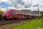 Zwei gekuppelte Bombardier Talent 2 (der fünfteilige 442 801 / 442 301 und der vierteilige 442 760 / 442 260), als RE 9 rsx - Rhein-Sieg-Express (Aachen - Köln - Siegen), verlassen am 05 Mai