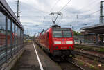Die 146 002-1 (91 80 6146 002-1 D-DB) der DB Regio AG schiebt den RE 9 - Rhein Sieg Express (RSX) Siegen - Köln – Aachen am 26 Mai 2024 Steuerwagen voraus, vom Bahnhof Köln Messe/Deutz