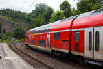 Steuerwagen voraus verlässt der RE 9 rsx - Rhein-Sieg-Express (Siegen – Köln – Aachen) am 21 Juni 2024 den Bahnhof Kirchen/Sieg. Vorne der klimatisierte 1./2. Klasse Doppelstock-Steuerwagen (DoSto-Steuerwagen) ist der D-DB 50 80 86-81 118-1 der Gattung DABpbzfa 767.3. Von der Bauart 767.3 gibt es auch nur 2 Stück diesen und den 119-9 beide sind beim Rhein-Sieg-Express (RE 9) im Einsatz. Schublok war die 146 005-4 der DB Regio NRW.

TECHNISCHE DATEN vom Steuerwagen:
Hersteller: Bombardier Werk Görlitz, ex Deutsche Waggonbau AG (DWA)
Baujahr: 2010
Spurweite: 1.435 mm
Länge über Puffer: 27.270 mm
Wagenkastenlänge: 26.660 mm
Wagenkastenbreite: 2.784 mm
Höhe über Schienenoberkante: 4.631 mm
Drehzapfenabstand: 20.000 mm
Achsstand im Drehgestell: 2.500 mm
Drehgestellbauart: Görlitz VIII
Leergewicht: 53 t
Höchstgeschwindigkeit: 160 km/h
Bremsbauart: KE-PR-A-Mg-mZ (D)
Sitzplätze: 38 (1.Klasse) / 41 (2. Klasse)
Toiletten: 1, behindertengerecht, geschlossenes System
Bemerkungen: 2 Mehrzweckabteil, 1 Dienstraum, uneingeschränkt dieselloktauglich

Auffällig ist das die Doppelstockgarnituren zurzeit mit sechs Dosto-Wagen gefahren werden, anstelle der ansonsten mit fünf Wagen. Ob dies der Fußball EM geschuldet ist, weiß ich aber nicht.
