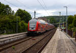 Steuerwagen voraus hat der RE 9 rsx - Rhein-Sieg-Express (Siegen – Köln – Aachen) am 21 Juni 2024 den Bahnhof Kirchen/Sieg erreicht. Auffällig ist das die Doppelstockgarnituren zurzeit mit sechs Dosto-Wagen gefahren werden, anstelle der ansonsten mit fünf Wagen. Ob dies der Fußball EM geschuldet ist, weiß ich aber nicht.

Schublok war die 146 005-4 der DB Regio NRW.