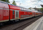 Zweite Klasse klimatisierter Doppelstock-Reisezugwagen (Hocheinstiegs-Dosto) D-DB 50 80 26-75 136-4, der Gattung DBpza 753.5, vom rsx - Rhein-Sieg-Express der DB Regio NRW (Aachen), eingereiht im