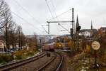 Der RE 9 (rsx - Rhein-Sieg-Express) Aachen - Kln - Siegen hat, gezogen von der 146 004-7 der DB Regio NRW, am 22 November 2024 den Bahnhof Kirchen/Sieg erreicht.