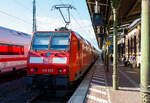 Sie hat uns gut und fast p�nktlich mit dem RE 9 (rsx - Rhein-Sieg-Express) Siegen - K�ln – Aachen am 18 September 2026 zum Bahnhof D�ren geschoben. Nun verl�sst die 146 002-1 (91 80 6146 002-1 D-DB) der DB Regio NRW den Bahnhof D�ren und schiebt den RE 9 weiter in Richtung Aachen, w�hrend in Gegenrichtung ein ICE 3neo – Velaro MS (BR 408) als ICE 13 von Bruxelles Midi nach Frankfurt am Main in Richtung K�ln durchrauscht. 

Die TRAXX P160 AC1 wurde 2001 noch von ADtranz (ABB Daimler-Benz Transportation GmbH) in Kassel unter der Fabriknummer 33809 gebaut. Aus ADtranz wurde 2001 nach dem Verkauf die Bombardier Transportation GmbH, die wiederum im Januar 2021 vom franz�sischen Konkurrenten Alstom �bernommen wurde. 