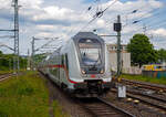 Steuerwagen voraus fährt der IC2 (Garnitur IC 4887) am 04.06.2022, als IC 2228 / RE 34 (Frankfurt(Main)Hbf - Siegen Hbf - Münster(Westf)Hbf), pünktlich in den Hauptbahnhof Siegen ein.