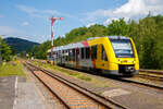 Der HLB VT 506 (95 80 1648 106-0 D-HEB / 95 80 1648 606-9 D-HEB) ein Alstom Coradia LINT 41 der neuen Generation der HLB (Hessische Landesbahn GmbH) fährt am 04.06.2022, als RB 96  Hellertalbahn 