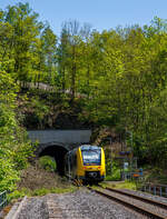 Der VT 502 (95 80 1648 102-9 D-HEB / 95 80 1648 602-8 D-HEB) ein Alstom Coradia LINT 41 der neuen Generation der HLB (Hessische Landesbahn GmbH) steht am 19.05.2023 beim Haltepunkt Königsstollen (vor dem 137 m langen Herdorfer Tunnel), als RB 96  Hellertalbahn  nach Dillenburg, zur Abfahrt bereit. Noch ist für die RB 96  Hellertalbahn  der Hp Königsstollen Start- bzw. Endstation, da die Strecke ab hier bis Betzdorf, wegen dem Felssturz am 23. Dezember 2022, gesperrt ist. Zwischen hier und Betzdorf findet SEV statt. Aber die Hangsicherungsmaßnahmen scheinen fertig zu sein, so dürfte es nicht mehr lange dauern bis wieder durchgängig gefahren wird.
