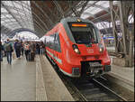 Als  Dampfloktreffen  im Display war DB Regio 442 311 im Leipziger Hbf eingetroffen. Nach Dresden Hbf wurde die Anzeige dann auf RB50 geändert. Seit einiger Zeit setzt DB Regio statt Lokbespannter Doppelstock-Züge nur drei- oder fünfteilige Talent ein, was zu sehr beengten Platzverhältnissen führt, da diese Regiolinie eine Pendlerlinie zwischen Dresden und Leipzig ist. Am 12.04.2025 war aufgrund des Andrangs noch Zeit ein Bild  Bahn und Menschen  zu machen.