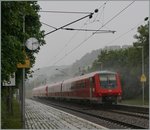 Zwei VT 611 eilen in Bietingen durch den Gewitterregen Richutng Basel Bad.