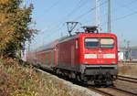 112 101-1 mit Hocheinstiegswagen als RE 4310 von Rostock Hbf nach Hamburg Hbf bei der Ausfahrt im Rostocker Hbf.12.10.2018