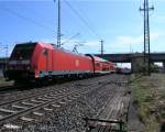 146 244-9 f�hrt in Regensburg mit ein RE N�rnberg ein.