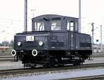 E 0, eine Hamburger Akku-Rangierlok der S-Bahn-/bzw Hochbahn als  Nummerngirl  zeigt die nächste Kategorie bei der Jubiläums-Parade 150 Jahre Deutsche Eisenbahn in Nürnberg an, am 14.09.1985.