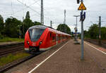 Zwei gekuppelte dreiteilige Alstom Coradia Continental mit modifizierten Kopf  Grinsekatzen   (vorne 1440 802-5 / 1441 802-4 / 1440 302-6, sowie ein weiterer) der S-Bahn Rhein-Ruhr (DB Regio) fahren