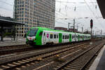 Der für die DB Regio AG – NRW fahrende dreiteilige Stadler FLIRT 3 XL 3427 002 (94 80 3427 002-5 D-STAP / 94 80 3427 502-4 D-STAP / 94 80 3827 002-1 D-STAP) der ZV VRR Eigenbetrieb