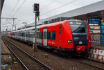 Zwei gekuppelte vierteilige modernisierte Elektro-Triebwagen der Baureihe 424/434 der S-Bahn Köln (Betreiber DB Regio NRW) haben am 30 Dezember 2024 als S 19 nach Düren den Bahnhof Köln-Ehrenfeld erreicht. Vorne der ET 424 032-1 / 434 032-9 / 434 532-8 / 424 532-0 und hinten der ET 424 014-9 / 434 014-7 / 434 514-6 / 424 514-8.

Der ET 424 032-1 usw. wurde 1999 von ADtranz (ABB Daimler-Benz Transportation GmbH) in Hennigsdorf unter den Fabriknummern 22889, 22890, 22891 und 22892 gebaut und an die S-Bahn Hannover geliefert, wo er auch ab 2006 den Namen „Fürstenbad Bad Pyrmont“ trug. Der ET 424 014-9 usw. wurde 2000 von SIEMENS in Uerdingen unter den Fabriknummern 91870-1 bis 91870-4 gebaut und an die S-Bahn Hannover geliefert, wo er auch ab 2006 den Namen „Springe“ trug. Diese Triebzüge waren bis 2022 bei der S-Bahn Hannover im Einsatz, nach einem Redesign bei der Firma Vossloh Rolling Stock in Kiel und den Werken in Krefeld und Hannover, sind sie nun bei der S-Bahn Köln.

Da die S-Bahn Köln stark ausgebaut wird, ist für die Bedienung von zusätzlichen Linien bei gleichzeitig dichterem Takt als heute eine Vergrößerung der Fahrzeugflotte erforderlich. In einem ersten Schritt werden hierfür ab April 2024 bis Juni 2025 insgesamt 24 Fahrzeuge der Baureihe 424 sukzessive modernisiert und in Betrieb genommen. Sie ersetzen zuerst die am Ende ihrer Nutzungszeit angekommenen Fahrzeuge der Baureihe 420.

Die Baureihe 424/434 sind Elektro-Triebwagen, die für die S-Bahn Hannover konzipiert wurden, sie sind durchgängig barrierefrei begehbar.Die vierteiligen Züge wurden gemeinsam mit den S-Bahntriebzügen der Baureihe 423 entwickelt und stellen mit den Zügen der Baureihe 425 und Baureihe 426 eine Einheitsfamilie von neuen Elektrotriebzügen dar. Die Baureihe 424 wurde zwischen 2000 und 2022 von der DB Regio in Hannover eingesetzt, nach dem Betreiberwechsel der S-Bahn Hannover wurden 16 Fahrzeuge danach zur S-Bahn München und 24 zur S-Bahn Köln um beheimatet. 

Der vierteilige Elektrotriebwagen mit Mittelpufferung (Scharfenbergkupplung Typ 10) haben 8 Türen pro Fahrzeugseite und besitzen eine Fahrzeugbodenhöhe von 798 mm. Es können mehrere Fahrzeuge zu einem Zugverband zusammengekuppelt werden, auch mit den Baureihen 425 und 426. Die Baureihe 424 ähnelt stark der Baureihe 425. Beide Baureihen besitzen z.B. die gleiche Länge, die gleiche Anzahl Türen und die gleiche Fußbodenhöhe. Sie unterscheiden sich u.a. in der Höchstgeschwindigkeit und darin, dass in der Baureihe 424 ausfahrbare Trittstufen zur Spaltüberbrückung verbaut sind. Die Fahrzeuge der Baureihe 424 dürfen nur 140 km/h statt 160 km/h fahren, da die in der Baureihe 425 vorhandene Laufwerksüberwachung nicht eingebaut wurde.

Wie der 425 besteht der 424 aus vier Segmenten, geführt vom Endtriebwagen 1 mit der Baureihenbezeichnung 424.0, den beiden Mitteltriebwagen 2 und 3 mit der Bezeichnung 434.0 und 434.5 sowie dem Endtriebwagen 4 mit der Baureihenbezeichnung 424.5. Die Wagenkästen ruhen auf fünf Drehgestellen, davon zwei Enddrehgestelle und drei Jakobsdrehgestelle, wobei das mittlere Drehgestell weder angetrieben noch gebremst wird. Die Fahrzeuge der Baureihe 424 lassen sich nicht nur untereinander kuppeln, sondern auch zu gemischten Mehrfachtraktionen mit 425 und 426 zusammenstellen. Es können maximal vier Triebzüge gekuppelt werden. Im Endtriebwagen 1 ist eine behindertengerechte Toilette eingebaut.

Im Gegensatz zu älteren S-Bahn-Systemen hat das Fahrzeug eine Fußbodenhöhe von nur 798 mm und bietet somit einen nahezu höhengleichen und mit den ausfahrbaren Trittstufen auch barrierefreien Zugang an 760 mm hohen Standard-Bahnsteigen. Die äußerlich ähnliche, technisch aber völlig anders aufgebaute S-Bahn-Baureihe 423 ist auf die höheren Bahnsteige in älteren S-Bahn-Netzen zugeschnitten. Die Fahrzeuge der Baureihen 424/434 haben (wie die Baureihe 425) je zwei Doppelschwenkschiebetüren pro Wagenkasten und Seite, während bei der Baureihe 423 drei Türen pro Wagenkasten und Seite vorhanden sind.

TECHNISCHE DATEN:
Gebaute Anzahl: 40 Einheiten
Hersteller: 	Adtranz/Bombardier oder Siemens
Baujahre: 1999–2000
Modernisierung: 2024 bis 2025
Spurweite: 1.435 mm (Normalspur)
Achsformel: Bo’(Bo’)(2’)(Bo’)Bo’ (in Klammern Jakobs-Drehgestellen)
Länge über Kupplung: 67.500 mm (17,87m + 15,11m + 15,11m + 17,87m)
Achsabstand im End-Drehgestell: 	2.200 mm 
Achsabstand im Jakobs-Drehgestell: 2.700 mm
Treib- und Laufraddurchmesser: 850 mm (neu) / 780 mm (abgenutzt)
Leergewicht: 114,0 t
Höchstgeschwindigkeit: 140 km/h 
Leistung: 8 x 293,75 = 2.350 kW
Bremskraft: 140 kN
Beschleunigung: 1,0 m/s²
Bremsverzögerung: 0,9 m/s²
Motorentyp: Drehstrom-Asynchron vom Typ 1TB1724 0GA02
Anzahl der Fahrmotoren: 4 × 2
Stromsystem: 15 kV 16,7 Hz AC
Stromübertragung: Oberleitung
Kupplungstyp: Scharfenbergkupplung Typ 10
Sitzplätze: 197 (davon 12 in der 1. Klasse)
Stehplätze: 311
Fußbodenhöhe: 798 mm

Die Redesignte „Gebrauchte“:
Die grunderneuerten Fahrzeuge haben die Jury des „German Design Award“ dabei nicht nur aufgrund ihrer ansprechenden Außengestaltung überzeugt, sondern vor allem dank des vollständig modernisierten Innenraums, der die Züge fast zu Neufahrzeugen werden lässt. Das Zuginnere ist völlig neugestaltet. So gibt es etwa für Fahrräder, Rollstühle, Kinderwagen und Gepäck mehr Platz. Auch technisch sind die Züge voll auf Höhe der Zeit: Große und moderne Displays informieren die Fahrgäste detaillierter über ihre Fahrt. Zudem profitieren die Fahrgäste künftig auch von W-LAN und USB-Steckdosen. So setzen die Projektpartner mit den 24 Zügen, die bis 2025 nach und nach zum Einsatz kommen sollen, neue Maßstäbe auf den Kölner S-Bahn-Linien.

Zahlen, Daten, Fakten
• Eingebaute Deckenmonitore: Acht doppelseitige Displays
• Anzahl Steckdosen: Eine USB-Steckdose je Vis-à-vis Sitzgruppe
• Eingebaute LED-Außendisplays: Acht Seitenanzeiger, zwei Fronanzeiger
• Kapazität vor der Modernisierung: 434 (188 Sitzplätze, 246 Stehplätze)
• Kapazität nach der Modernisierung: 508 (197 Sitzplätze, 311 Stehplätze)
• Anzahl der Fahrradstellplätze nach der Modernisierung: 18 (zuvor 9)
• Anzahl ausgewiesener Rollstuhlstellplätze nach der Modernisierung: Beförderung im Mehrzweckabteil, Zwei Plätze mit Anforderungsschalter (zuvor keine)
• Höchstgeschwindigkeit: 140 km/h
• Anzahl Türen: 16 (Acht Türen je Seite)

Die Vorteile der modernisierten Züge auf einen Blick
• Nachhaltig: Die äußerst zuverlässigen Fahrzeuge aus den Baujahren 1999 und 2000 wurden vollständig umgebaut und modernisiert. Dabei wurden vorhandene Komponenten aufgearbeitet und energiesparende LED-Lampen verbaut.
• Pünktlicher: Dank moderner Fahrgastinformationen laufen Aus- und Einstieg schneller ab. Dies hat einen positiven Effekt für die Pünktlichkeit.
• Technisch zeitgemäß: Die Fahrgastinformation erfolgt über acht große Monitor-Gondeln über dem Mittelgang im Fahrzeug, dazu gibt es W-LAN und USB-Steckdosen.
• Offen und transparent: Helle Fußbodenbereiche kennzeichnen die Laufwege, während die Sitz- und Mehrzweckbereiche einen dunkleren Fußbodenbelag haben.
• Geräumig: Das Mehrzweckabteil mit Platz für bis zu 18 Fahrräder. Durch den Umbau bieten die Züge nun noch mehr Sitzplätze

