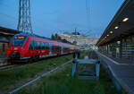 Der fünfteilige Bombardier Talent 2 (442 345 / 442 845) der DB Regio Nordost steht am Abend der 15 Mai 2022 im Bahnhof Warnemünde als S 1 der S-Bahn Rostock nach Rostock Hauptbahnhof zur