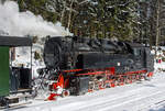 Die Neubaulokomotive 99 7238-1 der HSB (Harzer Schmalspurbahnen GmbH) hat am 23.03.2013 ihren Sonderzug vom Brocken zum Bahnhof Schierke hinab gebracht.