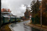 Unterwegs mit der Lnitzgrundbahn der SDG - Schsische Dampfeisenbahngesellschaft mbH unser Dampfzug, gezogen von der schsischen VII K (Altbau) 99 1761-8, befhrt hier am 07.12.2022 die Strecke in Radebeul bei der Pestalozzistrae / Steinbachstrae nahe der Meiner Strae.

Die Strecke der schsischen Schmalspurbahn Radebeul Ost - Moritzburg - Radeburg in der Spurweite von 750 mm (KBS 509, 12501) hat eine Lnge von 16,6 km. Betrieben wird die Bahn von der SDG - Schsische Dampfeisenbahngesellschaft mbH. Fr die Strecke wird heute auch die von der DB AG 1998 vergebene Marketingbezeichnung Lnitzgrundbahn verwendet. Umgangssprachlich wird sie dagegen meist als Lnitzdackel (kurz auch Dackel) oder frher Grundwurm bezeichnet.
