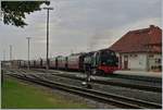 Mit einem recht stattlichen Zug wartet die 99 2321-0 in Bad Doberan auf die Abfahrt nach Khlungsborn West.