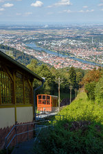   Heidelberger Bergbahnen - Hoch ber Heidelberg von der Bergstation Knigstuhl (549,8 m .NN) fhrt Wagen 4 (der oberenBahn - die sogenannte Knigstuhlbahn) am 30.08.2016 nun wieder zur Talstation