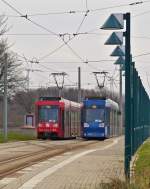 . Rot und blau - An der Endhaltestelle Weserstrae der Linie M 3 in Braunschweig konnte ich die beiden Alstom NGT8D 0759 und 0752 aus dem Jahr 2007 nebeneinander ablichten. (Jeanny)           