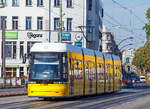 Der BVG 4018 ein f�nfteiliger Bombardier Flexity Berlin vom Typ  GT6-08 ZR am 18.09.2018 auf der Warschauer Stra�e in Berlin (Warschauer Br�cke).