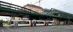 Stra�enbahn / Stadtverkehr; Berlin; GTNO Nr.1256 von AEG Baujahr 1995 in Berlin Eberswalder Stra�e am 13.05.2017. Oben der U-Bahnhof Eberswalder Stra�e. 