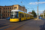 Der Triebwagen BVG 9077 ein siebenteiliger Niederflur-Gelenktriebwagen vom Typ Bombardier „FLEXITY Berlin“ vom Typ GT8-08 ZR / BVG Bezeichnung F8Z, erreicht am 22 September 2026, als Metro Tram Linie M10 von S+U Warschauer Stra�e nach U Turmstra�e erreicht die Station S+U Hauptbahnhof (Europaplatz).

Der Niederflur-Stra�enbahnwagen wurde 2017 von Bombardier unter der Fabriknummer 759/9077 gebaut. Von den langen Zweirichter (F8Z) hat die BVG 156 St�ck.

Die vier Vorserienz�ge der „Flexity Berlin“ entstanden komplett im Werk Bautzen, das f�r die Serienproduktion lediglich den Rohbau in das Bombardier-Werk Hennigsdorf liefert. Dort erfolgt mit Zulieferungen aus Mannheim und Siegen (Drehgestelle) die Endmontage und Inbetriebnahme. Das Werk Hennigsdorf liefert j�hrlich 20 bis 24 Z�ge aus.

Der Bombardier Flexity Berlin ist ein Niederflur-Stra�enbahnwagen der Flexity-Reihe von Bombardier Transportation. Er ist eine Weiterentwicklung basierend auf dem Adtranz Incentro.

Im Zuge der Erneuerung ihrer Stra�enbahnflotte bestellten die Berliner Verkehrsbetriebe (BVG) 100% Niederflurfahrzeuge des Typs BOMBARDIER FLEXITY Berlin.

Zun�chst (2008) wurden vier Vorserienfahrzeuge in verschiedenen Konfigurationen geliefert: je ein Ein- und Zweirichtungsfahrzeug mit einer L�nge von 30,8 m (f�nfteiliger GT6-08) sowie je ein Ein- und Zweirichtungsfahrzeug mit einer L�nge von 40 m (siebenteiliger GT8-08). Aktuell (2025) sind 233 „Flexity Berlin“ vom Typ GT6 bzw. 8-08 bei der BVG.

Bombardier und die BVG haben gemeinsam ein zukunftsweisendes Fahrzeugkonzept erstellt, gem�� den Anspr�chen an moderne �ffentliche Verkehrsmittel. Durch breite Doppelt�ren und ebene Einstiege bieten die neuen Berliner Stra�enbahnen besonders leichte Zug�nglichkeit und werden den Bed�rfnissen von Fahrg�sten mit eingeschr�nkter Mobilit�t gerecht.

Die Fahrzeugbreite von 2,4 Metern schafft einen ger�umigen Fahrgastraum mit optimaler Raumausnutzung. Gro�z�gige Multifunktionsbereiche bieten ausreichend Platz f�r Kinderwagen, Rollst�hle und Fahrr�der. F�r angenehme Temperaturen sorgt eine Klimaanlage im Fahrer- und Passagierbereich.

TECHNISCHE DATEN (GT8-08 ZR):
Spurweite: 1.435 mm (Normalspur)
Achsfolge: (Bo)' (Bo)' 2´(Bo)'
L�nge: 40.000 mm
H�he: 3.450 mm
Breite: 2.400 mm
Achsabstand im Drehgestell: 1.800 mm
Leergewicht: 51,5 t
H�chstgeschwindigkeit: 70 km/h
Beschleunigung: 0,65 m/s�
Raddurchmesser: 660 mm (neu) / 580 mm (abgenutzt)
Stromsystem: 600 V und 750 V Gleichstrom (mit Energier�ckspeisung ins Netz)
Strom�bertragung: Oberleitung
Fahrmotoren: 12 wassergek�hlte Drehstrom-Asynchronmotoren vom Typ DKWBZ 1606-4
Dauerleistung: 12 x 50 kW = 600 kW
Sitzpl�tze: 69
Stehpl�tze: 174
Fu�bodenh�he: 355 m
T�ren (je Seite): 5 elektrische doppelfl�gelige Au�enschwenkschiebet�ren, lichte Breite 1.300 mm
Niederfluranteil: 100 %
Kleinster bef. Halbmesser: 17,25 m
Bremsen: Scheibenbremse; elektrohydraulische Federspeicherbremse; Magnetschienenbremse 8 x 68 kN

Die Stra�enbahn Berlin:
Die Berliner Stra�enbahn ist eines der �ltesten und das drittgr��te Stra�enbahnnetz der Welt (Stand: 2017), nach denen in Melbourne und Sankt Petersburg. Betreiber sind die 1929 gegr�ndeten Berliner Verkehrsbetriebe (BVG). Das normalspurige (1.435 mm) Netz hat eine Streckenl�nge von 193,6 Kilometern und 808 Richtungshaltestellen. Die Fahrdrahtspannung der Oberleitung betr�gt derzeit noch 600 V, wobei eine Umstellung auf 750 V diskutiert wird. 22 Linien bilden ein Liniennetz von rund 300 Kilometern.
Im Jahr 2016 bef�rderte die Berliner Stra�enbahn 197 Millionen Fahrg�ste.

In Berlin gab es seit 1865 eine Pferdebahn. Bis Ende des 19. Jahrhunderts wurde das Netz auf elektrischen Betrieb umgestellt. Mit der Teilung der Stadt, nach dem 2. Weltkrieg, wurde die BVG in einen westlichen und einen �stlichen Betrieb gespalten, die 1992 wieder vereinigt wurden. In West-Berlin (Westsektoren) wurden bis 1967 alle Stra�enbahnlinien stillgelegt. Mit Ausnahme von drei Streckenteilen, die nach der deutschen Wiedervereinigung in den Westteil der Stadt verl�ngert wurden, verkehrt die Stra�enbahn heute nur noch im ehemaligen Ostteil der Stadt.

Es war einmal:
Die BVG betrieb im Gr�ndungsjahr der 93 Stra�enbahnlinien und ein Netz mit 634 Kilometern Streckenl�nge, besa� 4.000 Stra�enbahnfahrzeuge und besch�ftigte 14.400 Personen allein bei der Stra�enbahn. Die Stra�enbahn leistete pro Jahr 170 Millionen Wagenkilometer und bef�rderte 929 Millionen Fahrg�ste.

In Westberlin:
Ab 1954 gab es in West-Berlin eine �nderung der Verkehrspolitik, die auf einen Ersatz des Stra�enbahnverkehrs durch Erweiterung der U-Bahn- und Omnibusstrecken zielte. Die Stra�enbahn wurde als veraltet und �berfl�ssig betrachtet. Ab 1954 wurden die Stra�enbahnlinien nach und nach durch Omnibusse und in Einzelf�llen durch die in den Folgejahrzehnten gro�z�gig ausgebaute U-Bahn ersetzt. Ende 1962 gab es im Westteil der Stadt nur noch 18 Stra�enbahnlinien. Am 2. Oktober 1967 wurde in West-Berlin die letzte Stra�enbahnlinie mit der Nummer 55 stillgelegt.
