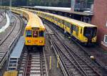 U-Bahn Berlin; A 3 L 92.1 Nr.610 von ABB Baujahr 1993 Typ 4x+4x TwZR und HK 2000 Nr.1002 von Adtranz Baujahr 1999 Typ 4*4x TwZR bei der Station Olympiagelände Berlin am 21.10.2019.