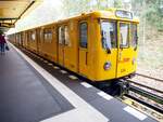 U-Bahn Berlin; A 3 64/66 E Nr.543 in Station Krumme Lanke Berlin am 21.10.2019.