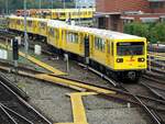 U-Bahn Berlin; Gl/1 E Nr.1082 Typ 4*4x TwZR von LEW Baujahr 1989 fährt aus dem Betriebsgelände beim Olympiagelände Berlin aus am 21.10.2019.