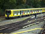 U-Bahn Berlin, HK 06 Nr.1012 Typ 4*4x TwZR von Bombardier Baujahr 2006 mit Werbung "Gewaltambulanz" in der Einfahrt zur Station Olympiagelände Berlin am 21.10.2019.