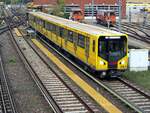 U-Bahn Berlin HK 06 Nr.1018 Typ 4+4x TwZR von Bombardier Bujahr 2007 fährt aus dem Betriebsgelände Olympiagelände aus am 21.10.2019.