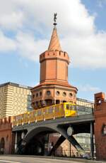 Straßenbahn / Stadtverkehr; U-Bahn;  Berlin,  A 3 L 71 Nr.734/735, Baujahr 1972 von O&K, in 2021 verschrottet, bei der U 1 Oberbaumbrücke in Berlin am 30.09.2013.